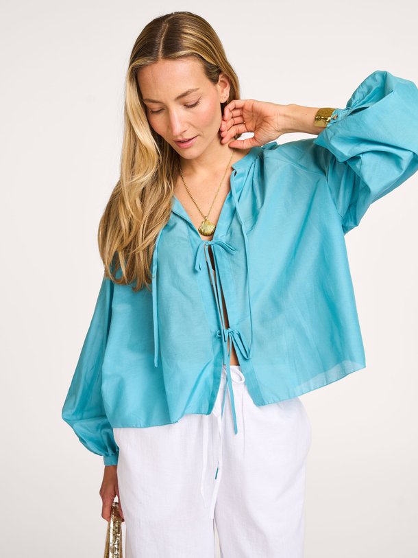 Ontdek de Breeze zijdemix blouse van Love Stories in de kleur aquablauw bij Orangebag. Op werkdagen voor 21:45 besteld, morgen in huis.