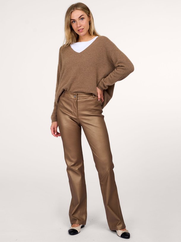 Ontdek de Jaela lederen metallic straight fit broek van Studio AR in de kleur brons bij Orangebag. Op werkdagen voor 21:45 besteld, morgen in huis.