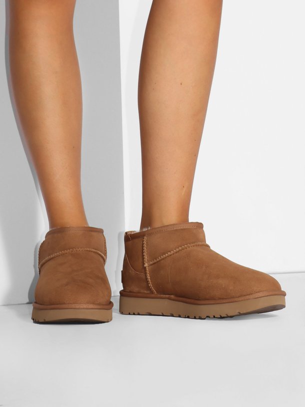Ontdek de Classic ultra mini enkellaarzen van Ugg in de kleur cognac bij Orangebag. Op werkdagen voor 21:45 besteld, morgen in huis.