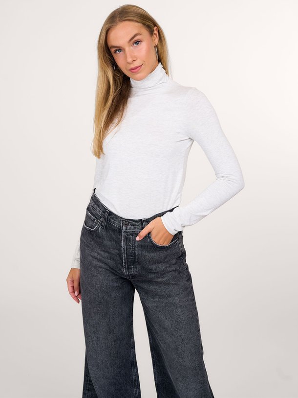 Ontdek de M001 Soft Touch viscosemix slub top van Majestic Filatures in de kleur lichtgrijs bij Orangebag. Op werkdagen voor 21:45 besteld, morgen in huis.