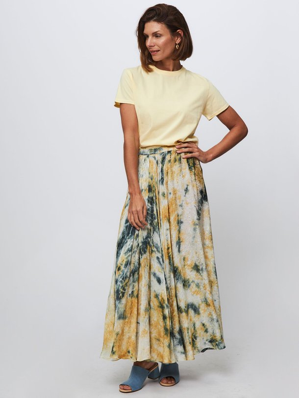 Ontdek de Ina viscose A-lijn rok met dessin van Mes Demoiselles in de kleur okergeel bij Orangebag. Op werkdagen voor 21:45 besteld, morgen in huis.