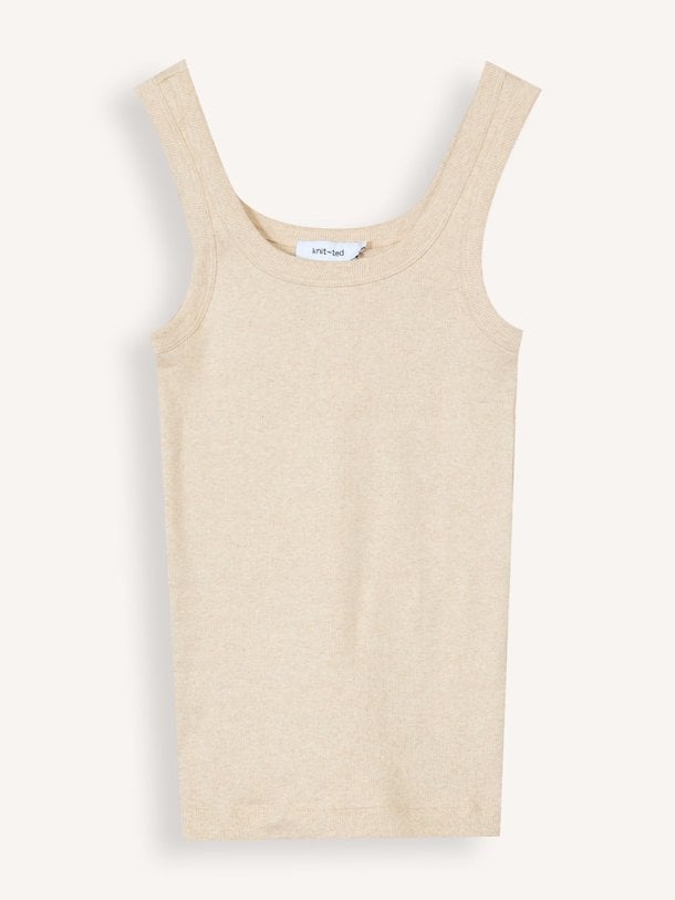 Ontdek de Evi katoenmix gemêleerde rib tanktop van Knit-ted in de kleur Zand bij Orangebag. Op werkdagen voor 21:45 besteld, morgen in huis.