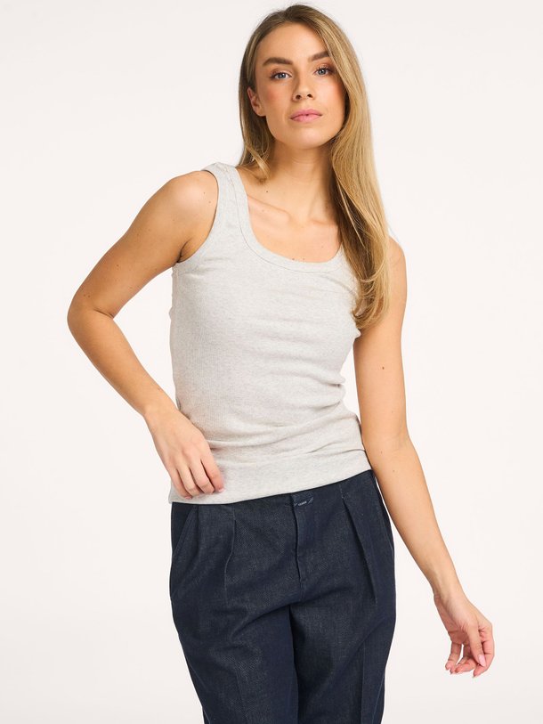 Ontdek de Evi katoenmix gemêleerde rib tanktop van Knit-ted in de kleur Lichtgrijs bij Orangebag. Op werkdagen voor 21:45 besteld, morgen in huis.
