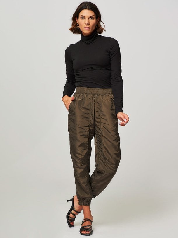 Ontdek de Trice geweven tech broek van Co'Couture in de kleur army bij Orangebag. Op werkdagen voor 21:45 besteld, morgen in huis.