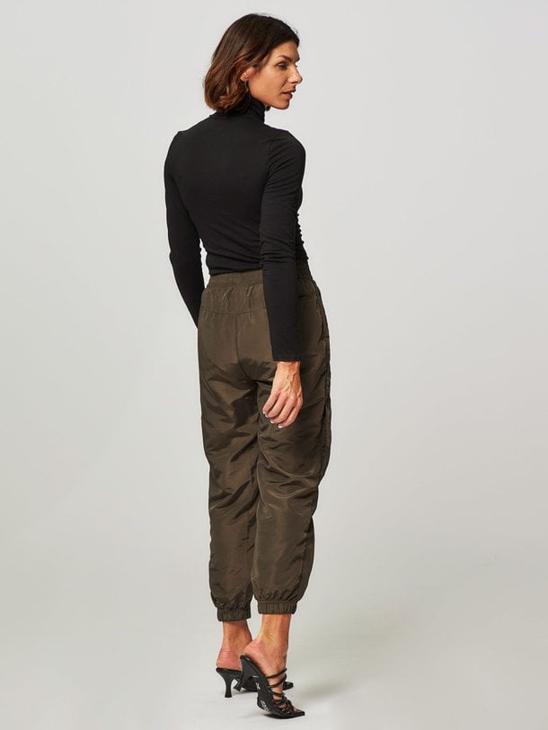 Ontdek de Trice geweven tech broek van Co'Couture in de kleur army bij Orangebag. Op werkdagen voor 21:45 besteld, morgen in huis.
