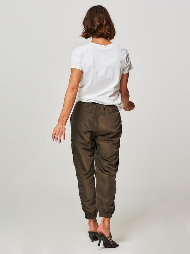 Ontdek de Trice geweven tech broek van Co'Couture in de kleur army bij Orangebag. Op werkdagen voor 21:45 besteld, morgen in huis.