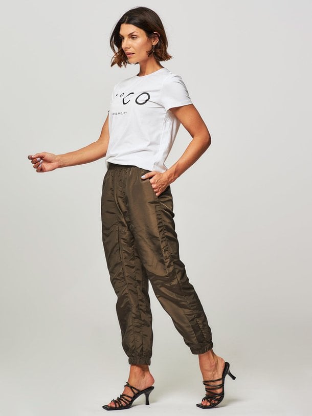 Ontdek de Trice geweven tech broek van Co'Couture in de kleur army bij Orangebag. Op werkdagen voor 21:45 besteld, morgen in huis.