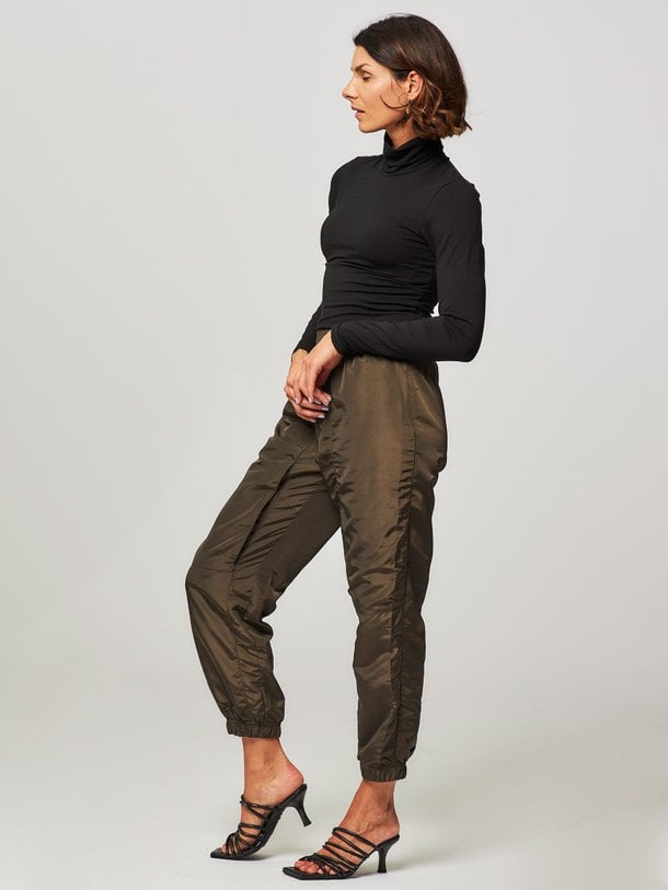 Ontdek de Trice geweven tech broek van Co'Couture in de kleur army bij Orangebag. Op werkdagen voor 21:45 besteld, morgen in huis.