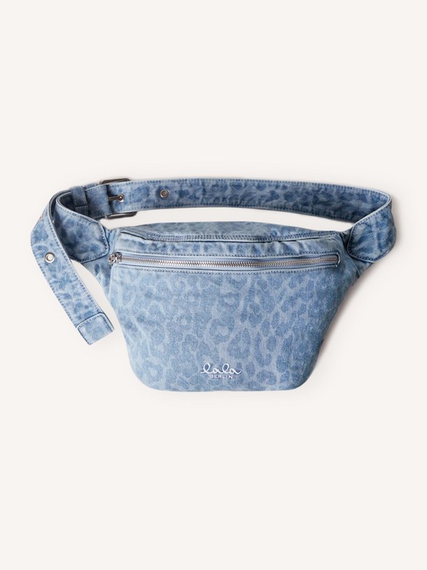 Ontdek de Becca denim crossbody tas van Lala Berlin in de kleur Blauw bij Orangebag. Op werkdagen voor 21:45 besteld, morgen in huis.