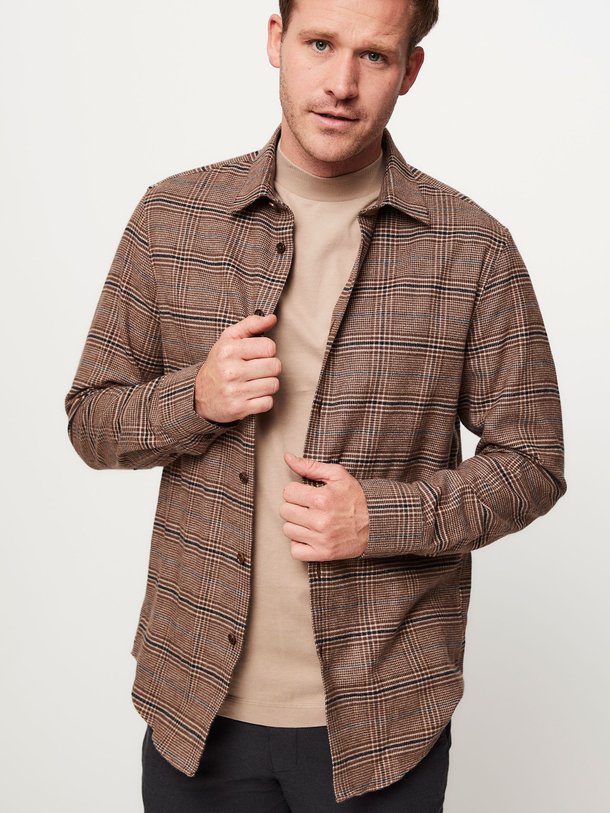 Ontdek de Ramis katoenen overhemd met geruit dessin van Drykorn in de kleur bruin bij Orangebag. Op werkdagen voor 21:45 besteld, morgen in huis.