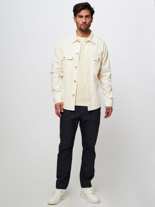 Ontdek de Roger organic cotton overshirt van NN.07 in de kleur off-white bij Orangebag. Op werkdagen voor 21:45 besteld, morgen in huis.