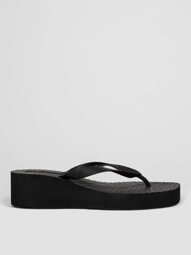 Ontdek de High Platform rubberen slippers van Sleepers in de kleur zwart bij Orangebag. Op werkdagen voor 21:45 besteld, morgen in huis.