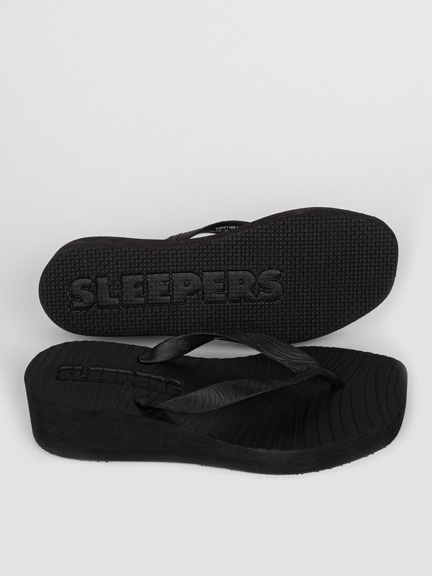Ontdek de High Platform rubberen slippers van Sleepers in de kleur zwart bij Orangebag. Op werkdagen voor 21:45 besteld, morgen in huis.