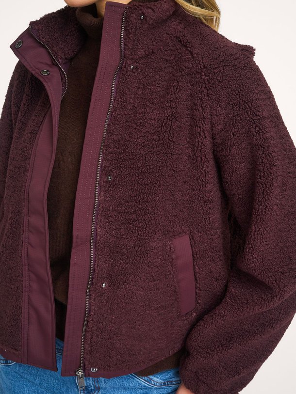 Ontdek de Safrost geweven teddy jack van Samsoe Samsoe in de kleur Bordeauxrood bij Orangebag. Op werkdagen voor 21:45 besteld, morgen in huis.