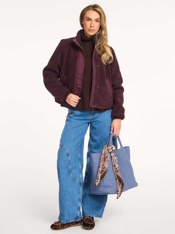Ontdek de Safrost geweven teddy jack van Samsoe Samsoe in de kleur Bordeauxrood bij Orangebag. Op werkdagen voor 21:45 besteld, morgen in huis.