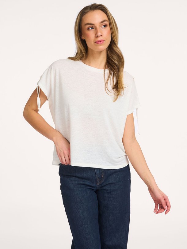 Ontdek de Aleid linnenmix T-shirt van Sofie Schnoor in de kleur Off-white bij Orangebag. Op werkdagen voor 21:45 besteld, morgen in huis.