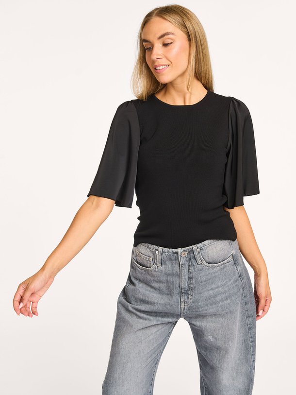 Ontdek de Sama viscosemix top van Gestuz in de kleur zwart bij Orangebag. Op werkdagen voor 21:45 besteld, morgen in huis.