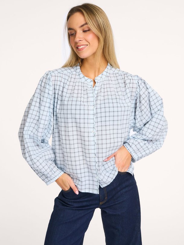 Ontdek de Cherry katoenen geruite blouse van Bellerose in de kleur Lichtblauw bij Orangebag. Op werkdagen voor 21:45 besteld, morgen in huis.