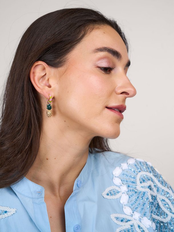 Ontdek de Helga vergulde oorbellen met hanger van Essentiel Antwerp in de kleur roze bij Orangebag. Op werkdagen voor 21:45 besteld, morgen in huis.