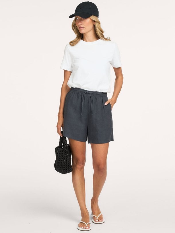 Samsoe Samsoe Samaren linnen short - Donkerblauw Ontdek de Samaren linnen short van Samsoe Samsoe in de kleur Donkerblauw bij Orangebag. Op werkdagen voor 21:45 besteld, morgen in huis.