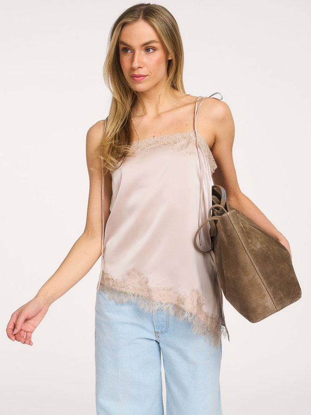Ontdek de Vira geweven asymmetrische top van Sofie Schnoor in de kleur Taupe bij Orangebag. Op werkdagen voor 21:45 besteld, morgen in huis.