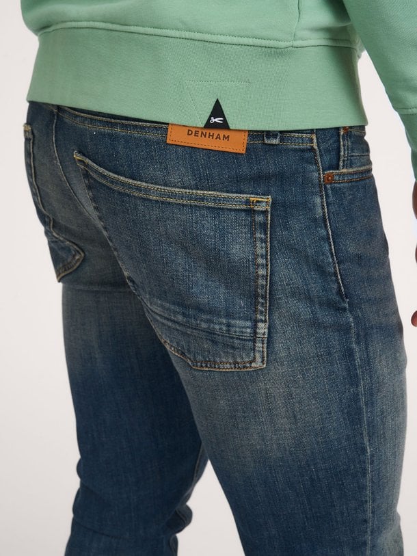 Denham Razor - Regular Waist Slim Fit Jeans - Donkerblauw Ontdek de Razor regular waist slim fit jeans van Denham in de kleur donkerblauw bij Orangebag. Op werkdagen voor 21:45 besteld, morgen in huis.