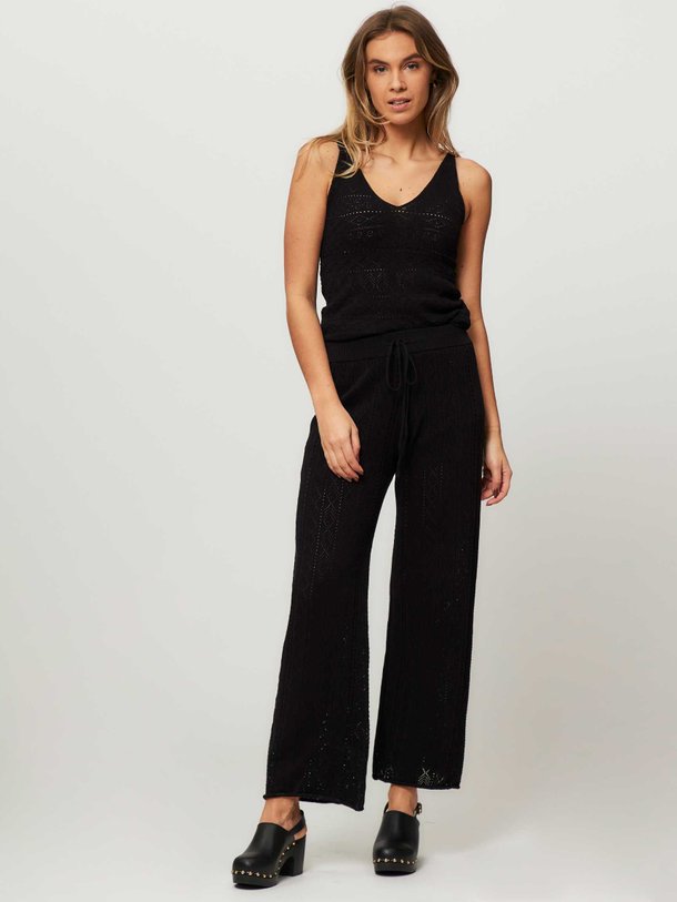 Ontdek de Craquant katoenen broek van Louizon in de kleur zwart bij Orangebag. Op werkdagen voor 21:45 besteld, morgen in huis.