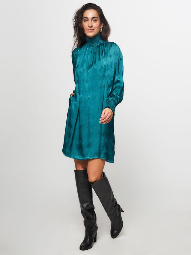 Ontdek de Ewa viscose jurk met dessin van Frnch in de kleur turquoise bij Orangebag. Op werkdagen voor 21:45 besteld, morgen in huis.