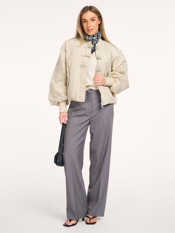 Ontdek de Geweven bomberjack van Copenhagen Muse in de kleur Beige bij Orangebag. Op werkdagen voor 21:45 besteld, morgen in huis.