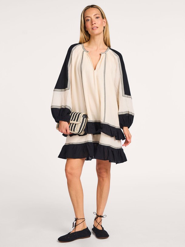 Ontdek de Emphasis katoenen jurk van Devotion in de kleur off-white bij Orangebag. Op werkdagen voor 21:45 besteld, morgen in huis.