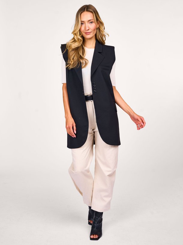 Ontdek de Sophia wolmix blazer van Chptr-s in de kleur zwart bij Orangebag. Op werkdagen voor 21:45 besteld, morgen in huis.