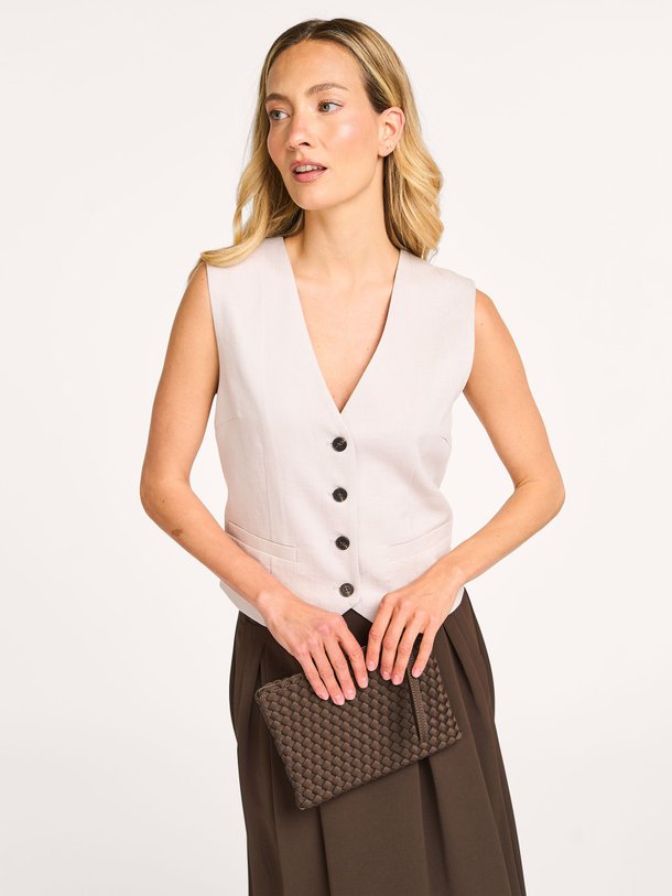 Ontdek de Eva viscosemix gilet van Co'Couture in de kleur zand bij Orangebag. Op werkdagen voor 21:45 besteld, morgen in huis.