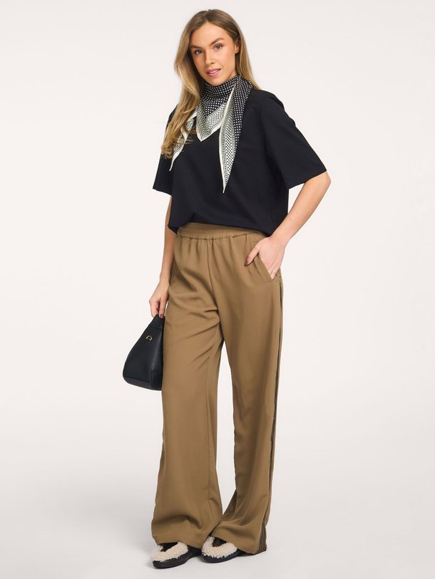 Ontdek de Amina geweven broek met bies van Co'Couture in de kleur Groen/bruin bij Orangebag. Op werkdagen voor 21:45 besteld, morgen in huis.