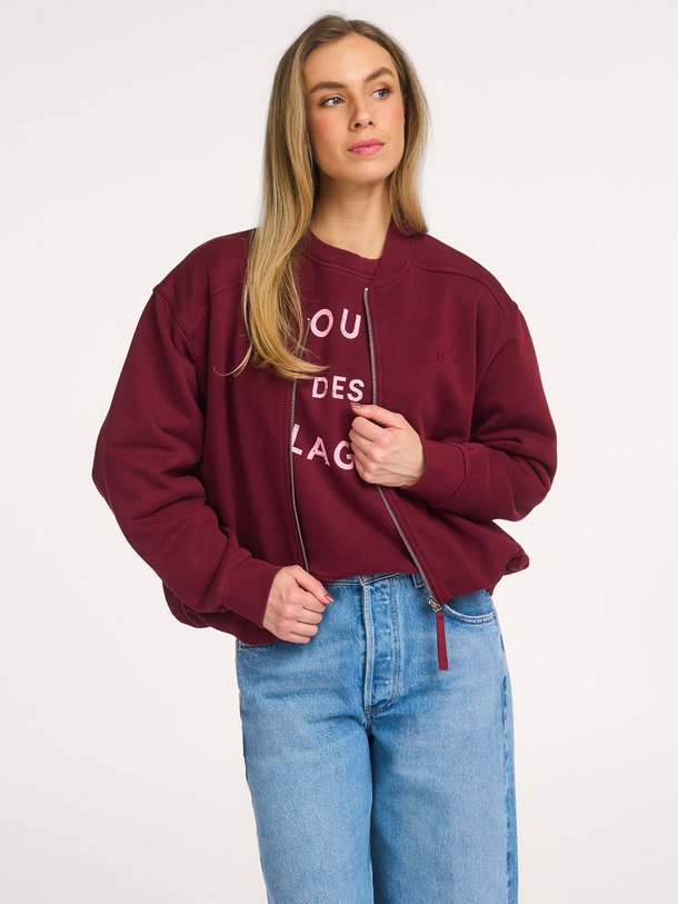 Ontdek de Daria organic cotton bomberjack van Alchemist in de kleur Bordeauxrood bij Orangebag. Op werkdagen voor 21:45 besteld, morgen in huis.