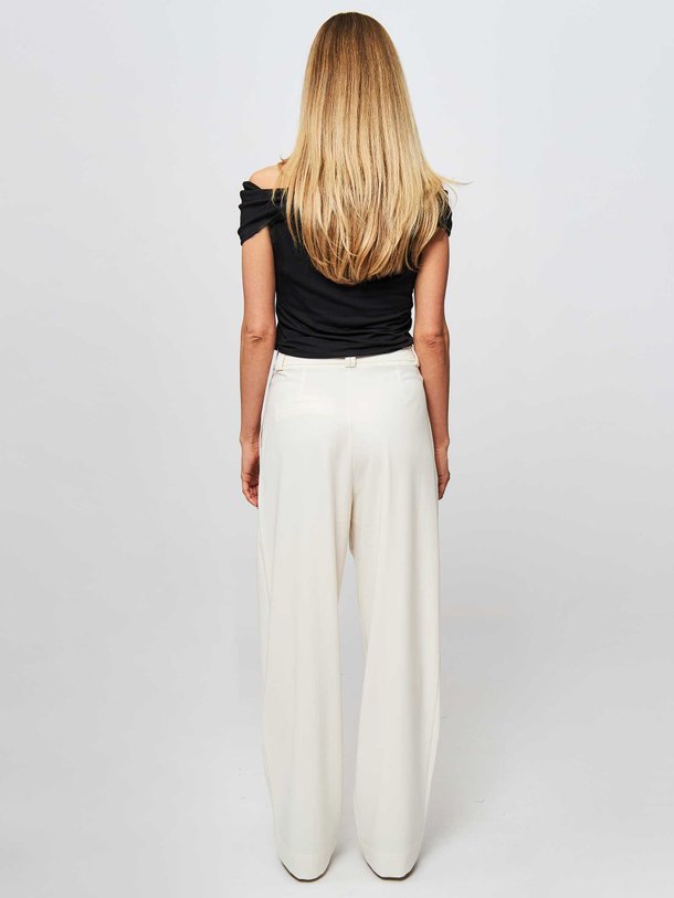 Ontdek de Chic viscosemix wide leg pantalon van Chptr-s in de kleur ecru bij Orangebag. Op werkdagen voor 21:45 besteld, morgen in huis.