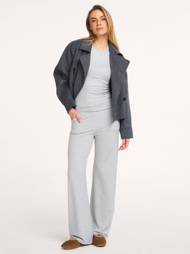 Ontdek de M003 Viscosemix gemêleerde joggingbroek van Majestic Filatures in de kleur Lichtgrijs bij Orangebag. Op werkdagen voor 21:45 besteld, morgen in huis.