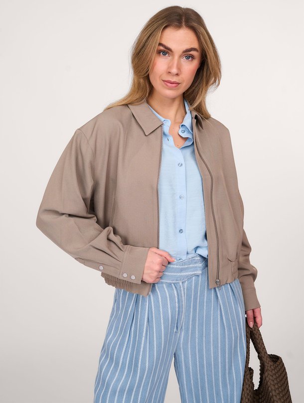 Ontdek de Maggie geweven jack van Modstrom in de kleur taupe bij Orangebag. Op werkdagen voor 21:45 besteld, morgen in huis.