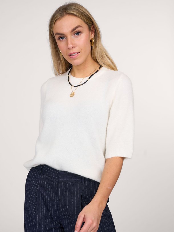 Ontdek de Alpha alpacamix top van Gestuz in de kleur ecru bij Orangebag. Op werkdagen voor 21:45 besteld, morgen in huis.