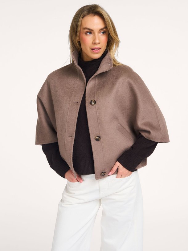 Ontdek de Liv wolmix mantel van Alter Ego in de kleur Taupe bij Orangebag. Op werkdagen voor 21:45 besteld, morgen in huis.