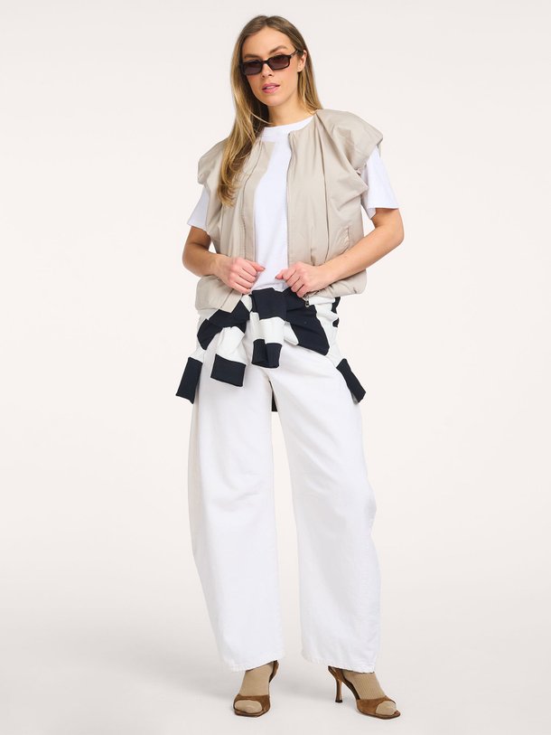 Ontdek de Kelly katoenen gilet van Johny in de kleur Beige bij Orangebag. Op werkdagen voor 21:45 besteld, morgen in huis.