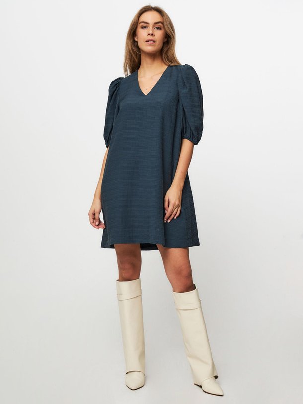 Ontdek de Ibi lyocellmix jurk van Modstrom in de kleur donkerblauw bij Orangebag. Op werkdagen voor 21:45 besteld, morgen in huis.