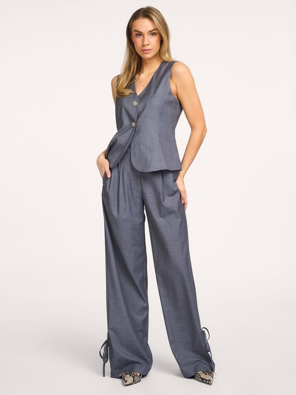 Ontdek de Liam viscosemix broek van Co'Couture in de kleur Donkergrijs bij Orangebag. Op werkdagen voor 21:45 besteld, morgen in huis.