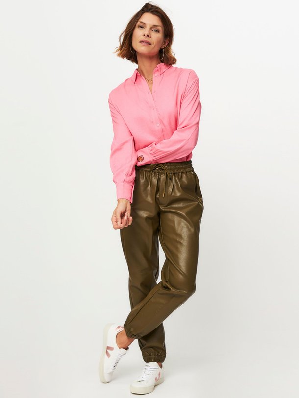 Ontdek de Viscosemix leatherlook broek van POM Amsterdam in de kleur olijfgroen bij Orangebag. Op werkdagen voor 21:45 besteld, morgen in huis.