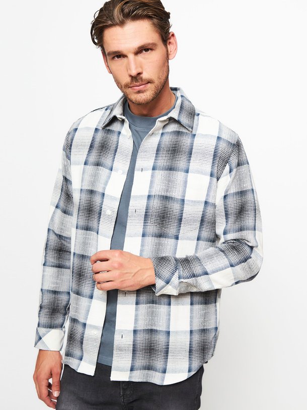 Ontdek de Damon katoenmix overhemd met geruit dessin van Samsoe Samsoe in de kleur donkerblauw bij Orangebag. Op werkdagen voor 21:45 besteld, morgen in huis.