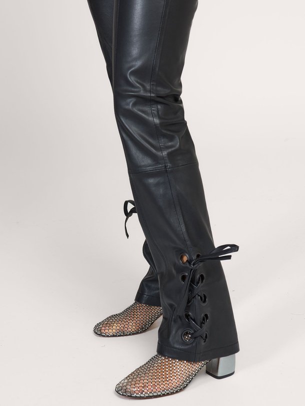 Ontdek de Brooklyn lederen broek van Sofie Schnoor in de kleur zwart bij Orangebag. Op werkdagen voor 21:45 besteld, morgen in huis.