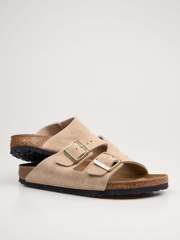 Ontdek de Arizona suède big buckle slippers van Birkenstock in de kleur zand bij Orangebag. Op werkdagen voor 21:45 besteld, morgen in huis.