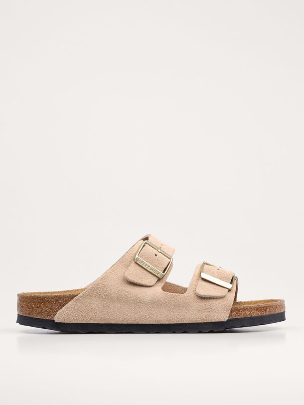 Ontdek de Arizona suède big buckle slippers van Birkenstock in de kleur zand bij Orangebag. Op werkdagen voor 21:45 besteld, morgen in huis.