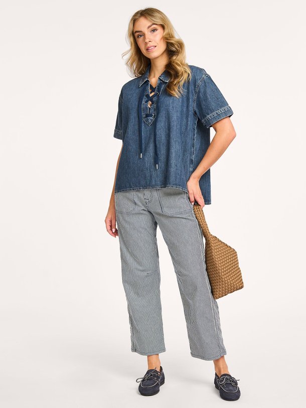 Ontdek de Katoenmix gestreepte broek van Summum in de kleur donkerblauw bij Orangebag. Op werkdagen voor 21:45 besteld, morgen in huis.