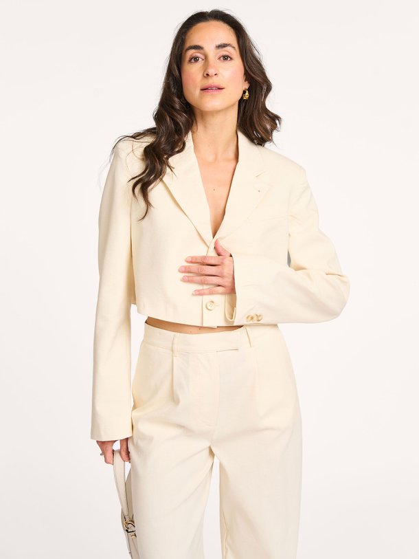 Ontdek de Azule linnenmix cropped blazer van Club L`avenir in de kleur ecru bij Orangebag. Op werkdagen voor 21:45 besteld, morgen in huis.