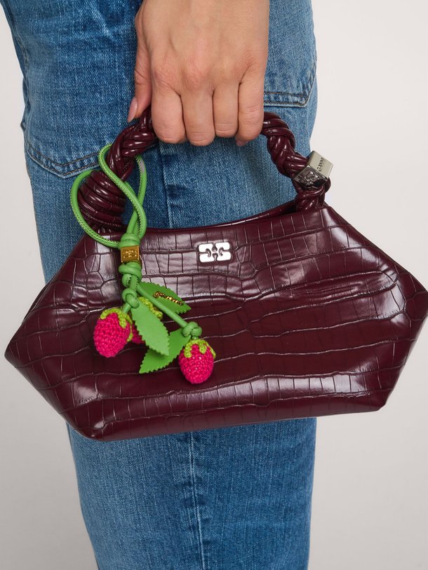 Ontdek de Raspberry Flower Bag Charm van Ganni bij Orangebag. Op werkdagen voor 21:45 besteld, morgen in huis.